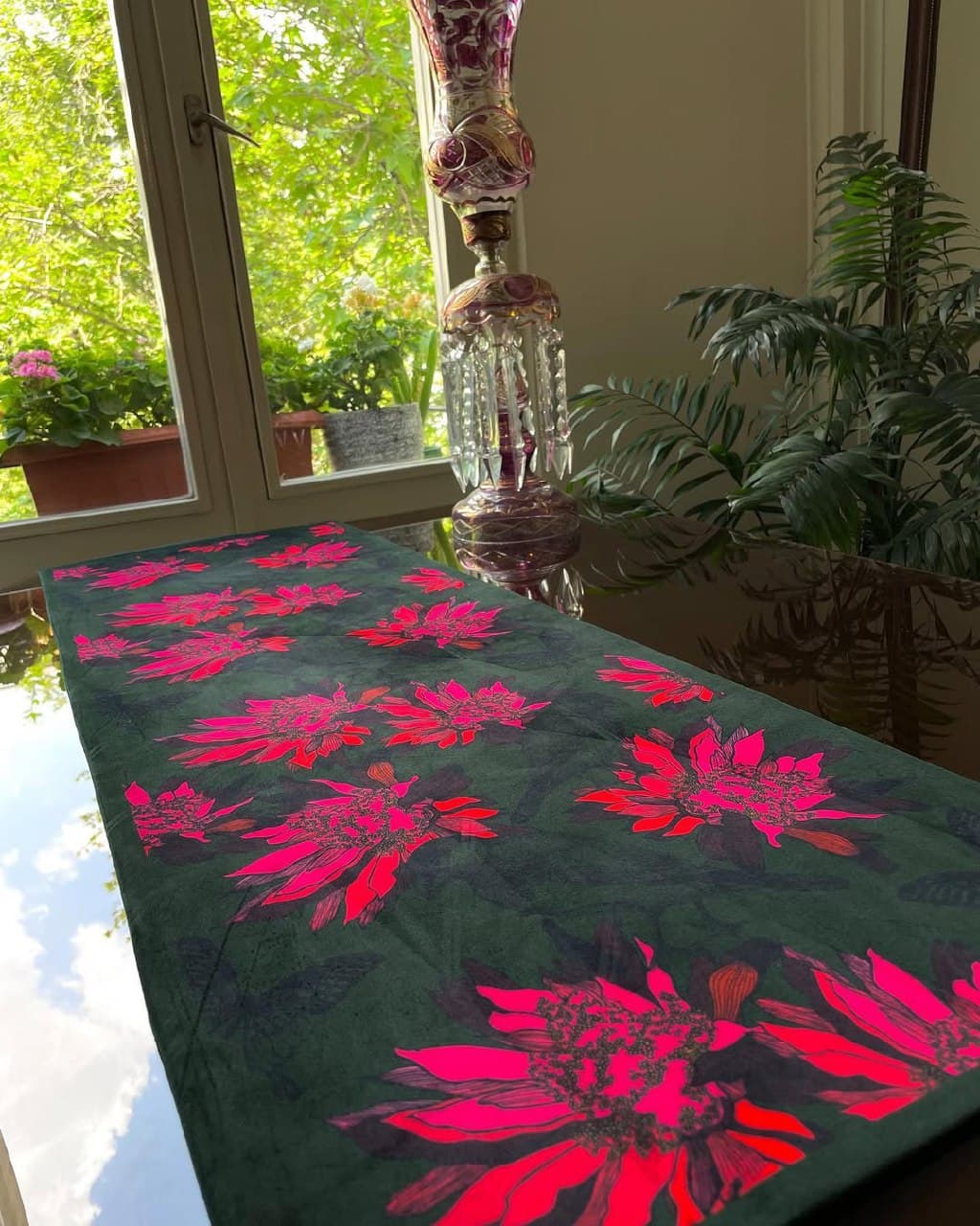 رانر مخمل طرح گل سرخابی