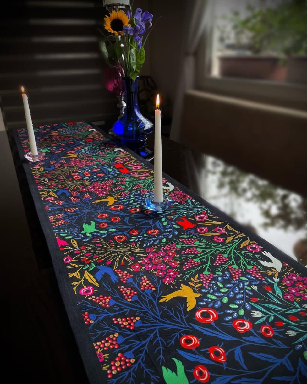 رانر مخمل طرح گل و مرغ رنگارنگ