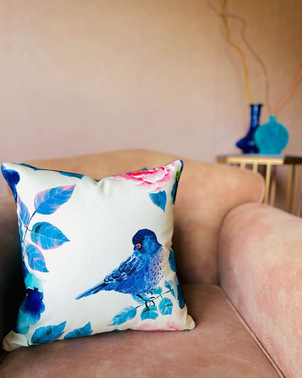 کوسن مخمل طرح پرنده آبی