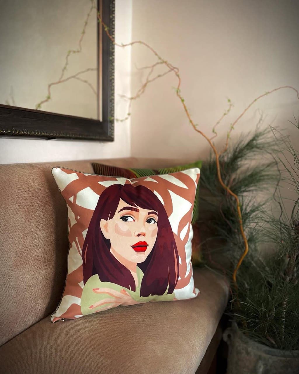 کوسن مخمل طرح زن از مجموعه قسم به زن