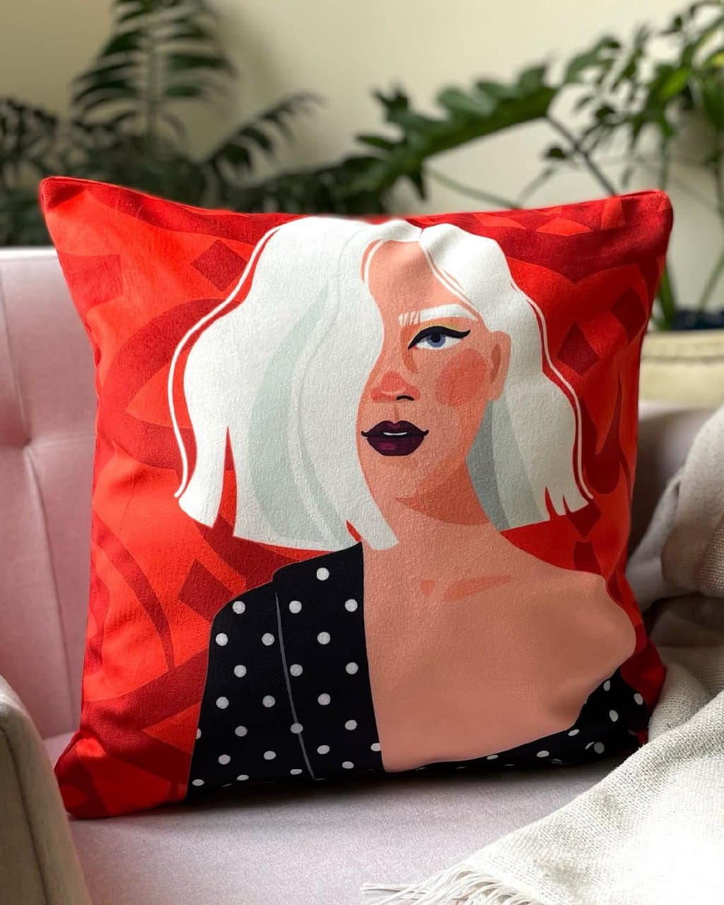 کوسن مخمل طرح زن