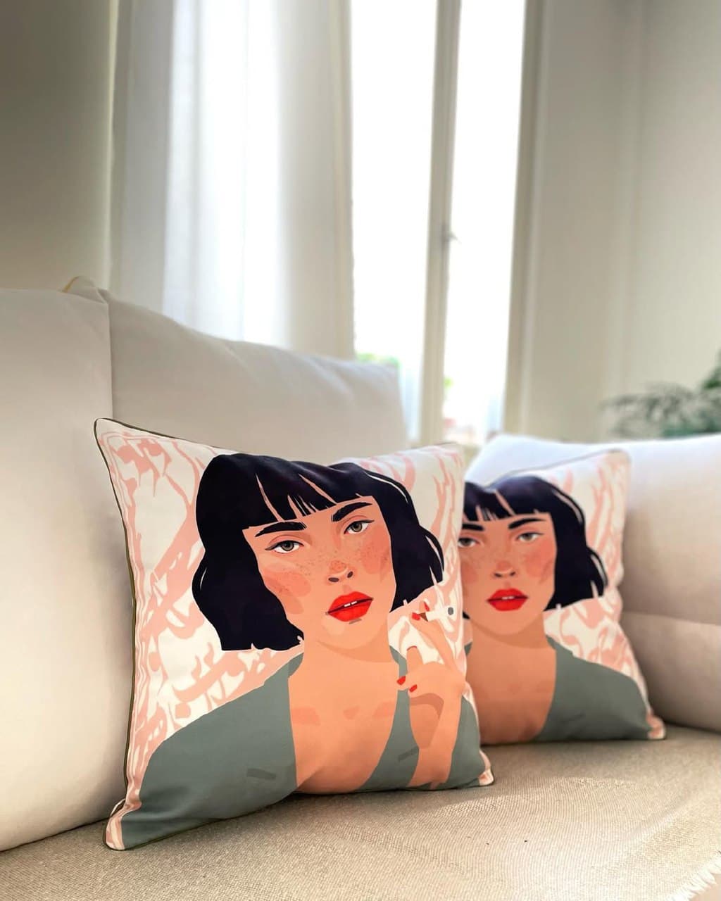 کوسن مخمل دکوراتیو طرح پرتره زن