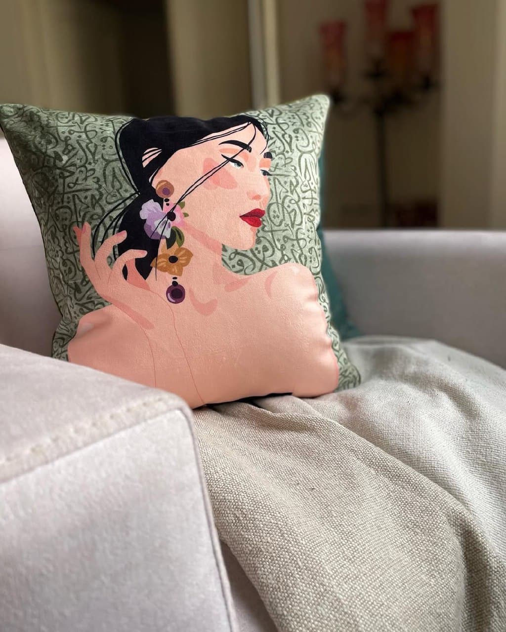 کوسن مخمل طرح زن