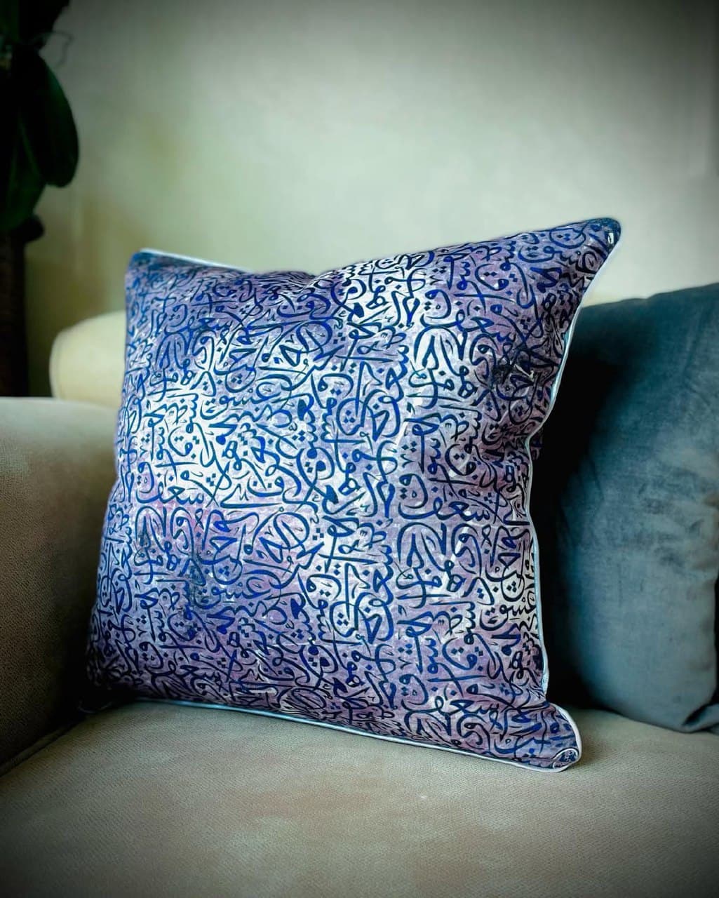 کوسن مخمل دکوراتیو طرح کالیگرافی و گل