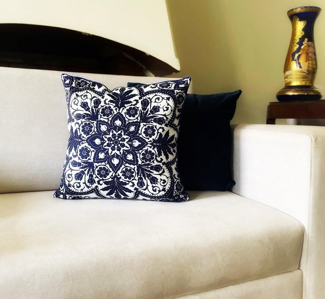 کوسن مخمل طرح سنتی سرمه‌ای