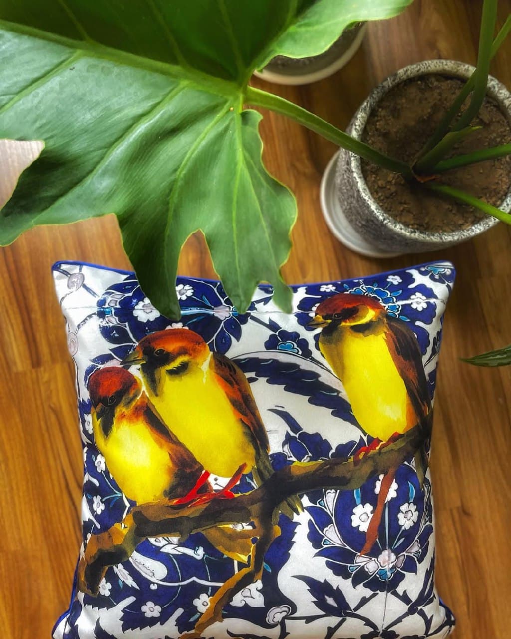 کوسن مخمل طرح پرنده و کاشی