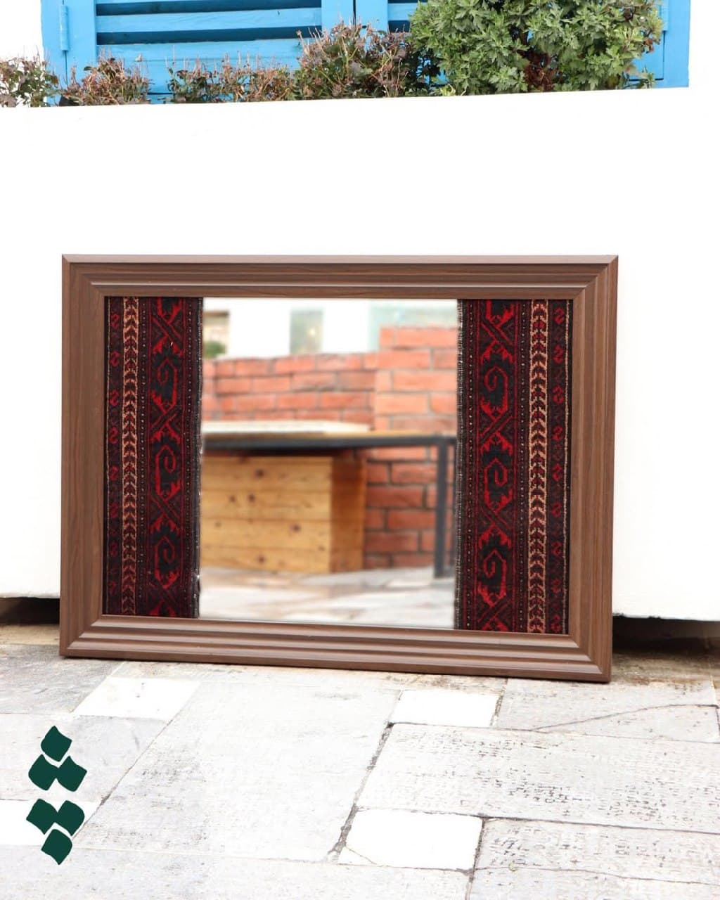 آینه دکوراتیو با فرش دستباف بلوچی