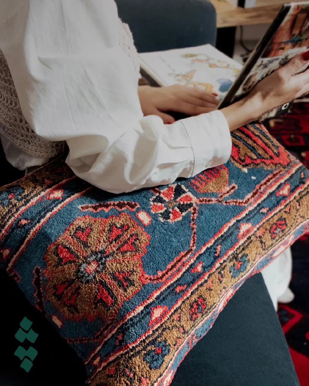 کوسن دست دوز با طرح فرش ویست