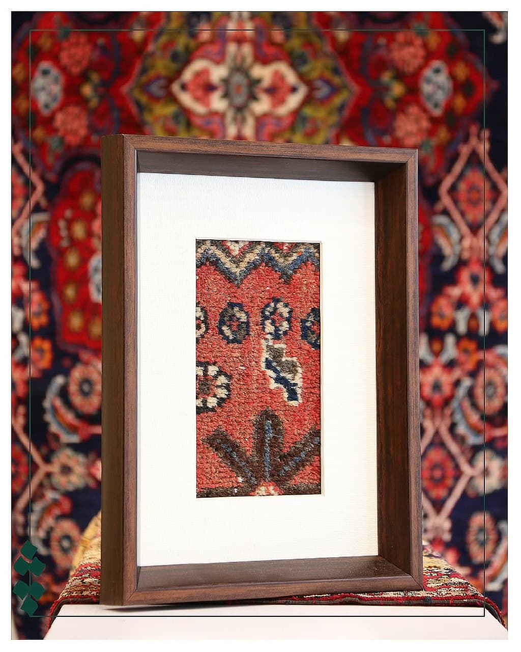 تابلو دکوراتیو با قطعه فرش دستبافت آنتیک