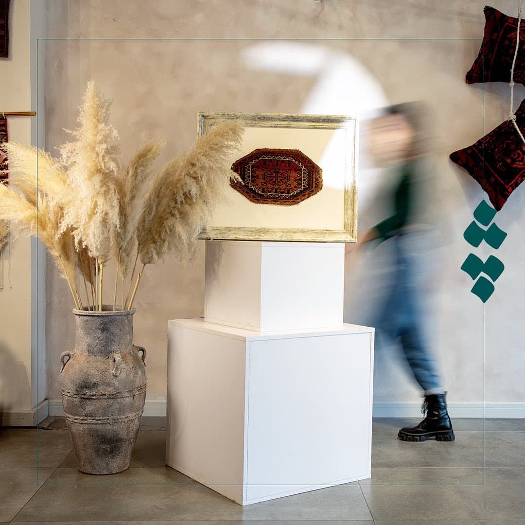 تابلو فرش آنتیک ترکمن با قاب پتینه