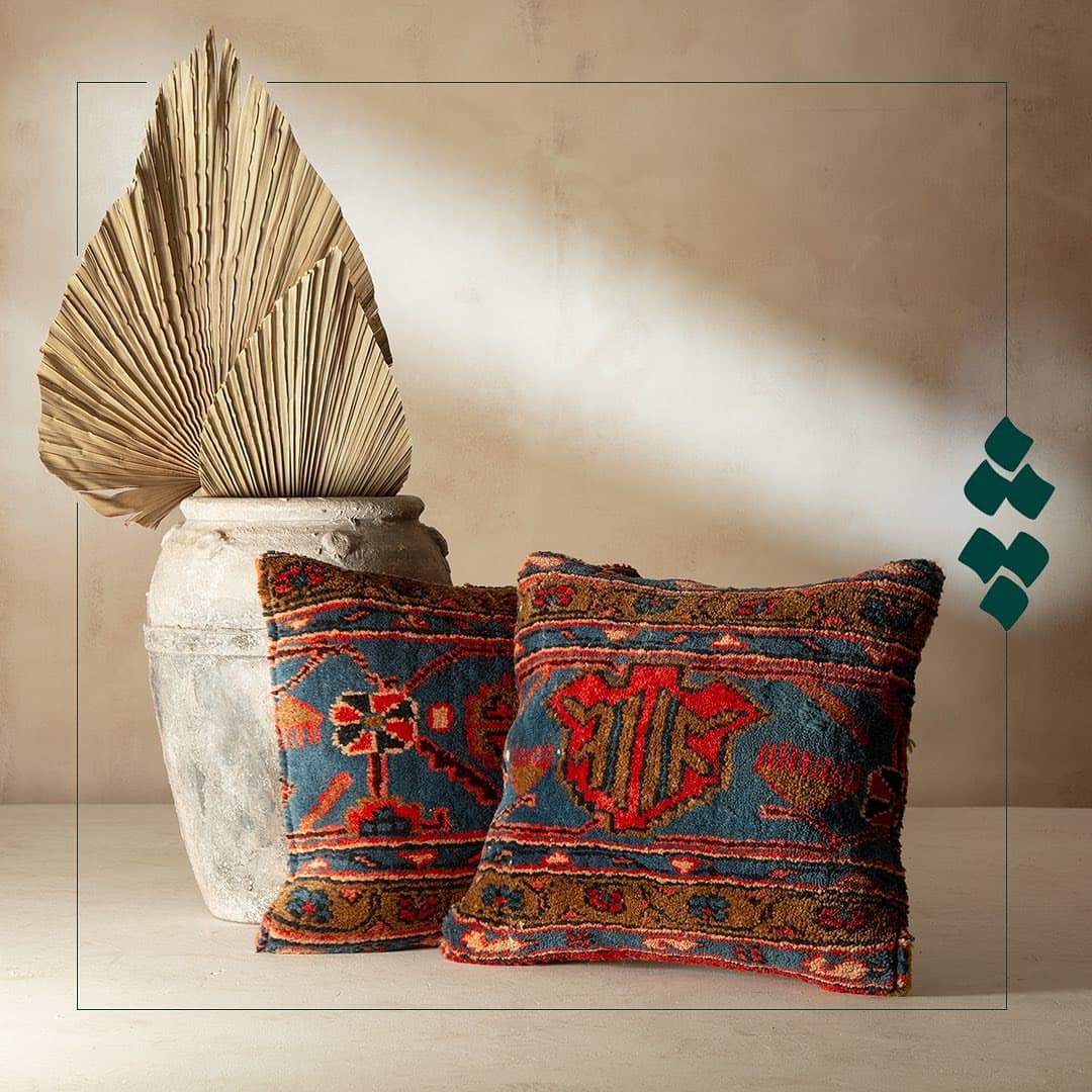 کوسن دستدوز با قطعه فرش ویست