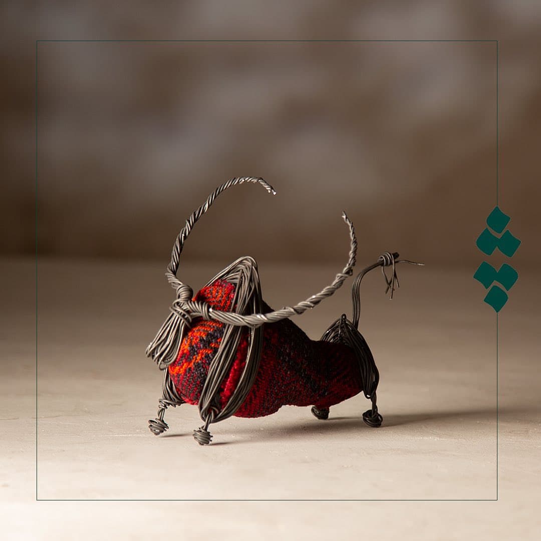 مجسمه مفتولی گاو با گلیم عشایری