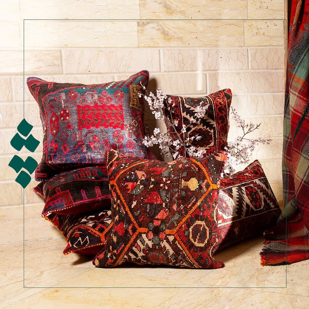 کوسن دست دوز چله با طرح فرش آنتیک