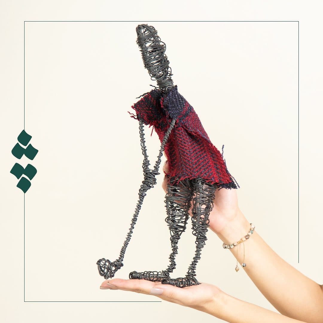 مجسمه مفتولی دستساز طرح گلف باز با گلیم شیراز