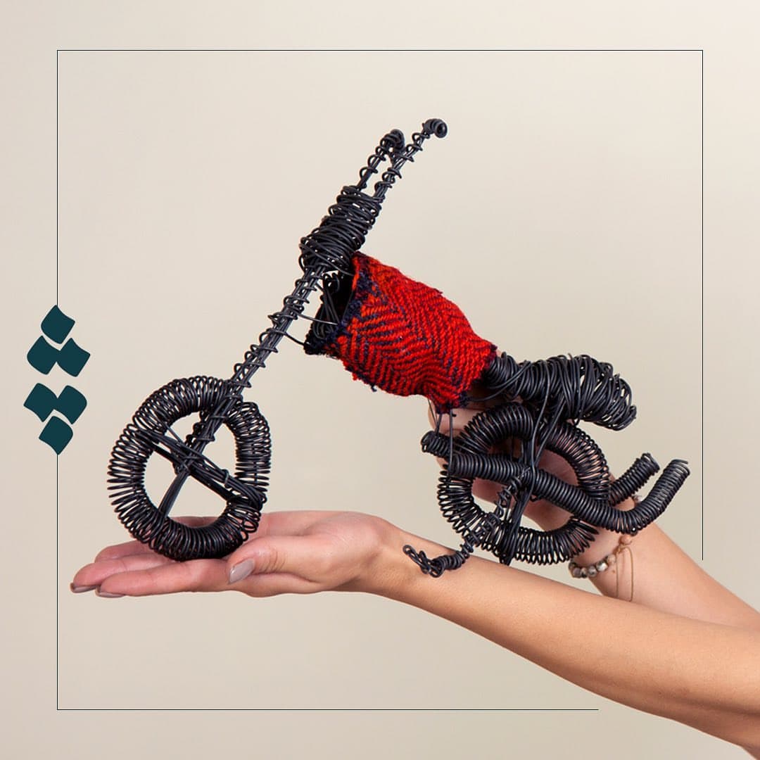 مجسمه موتورسیکلت مفتولی با گلیم شیراز