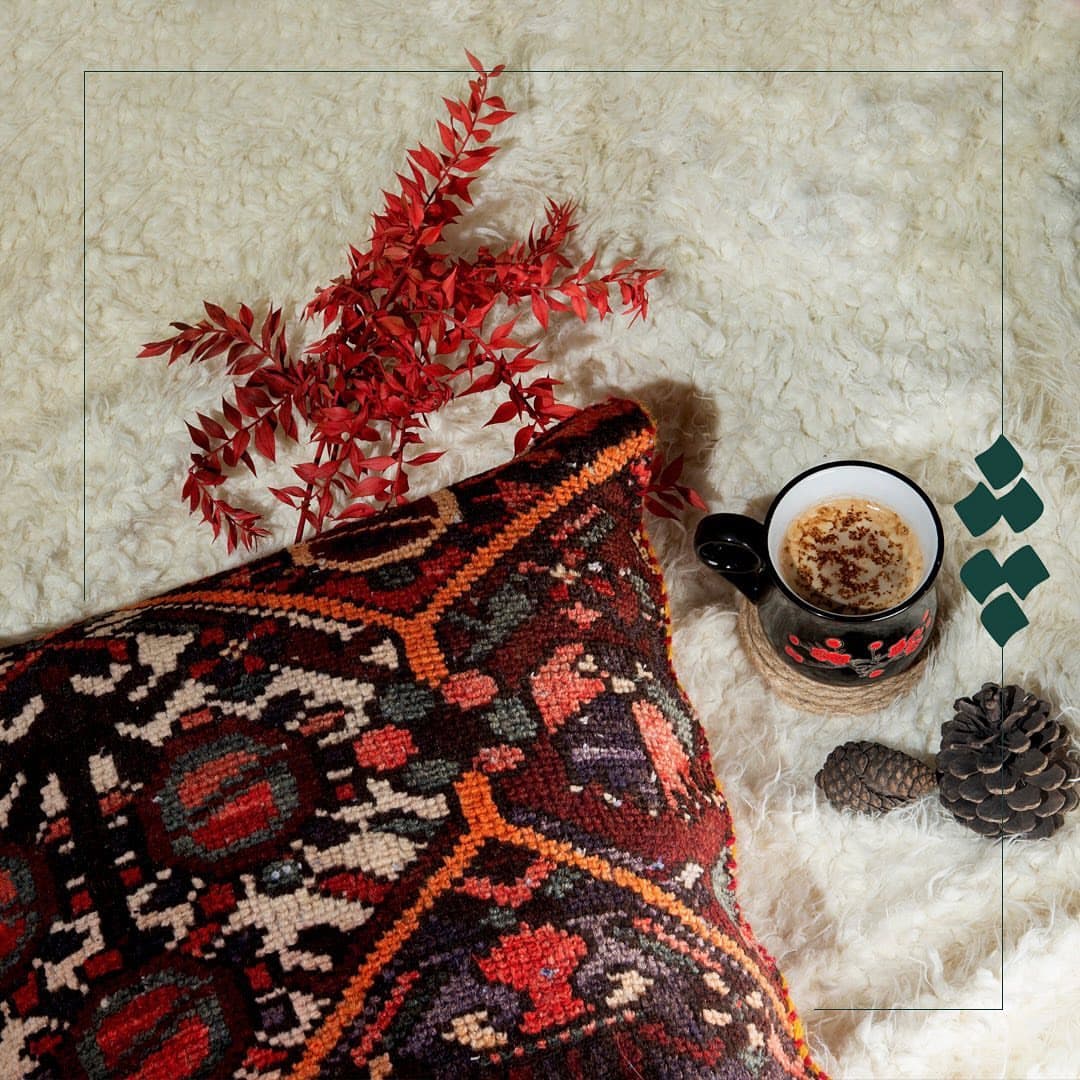 کوسن دستدوز چله با فرش آنتیک بختیاری خشتی