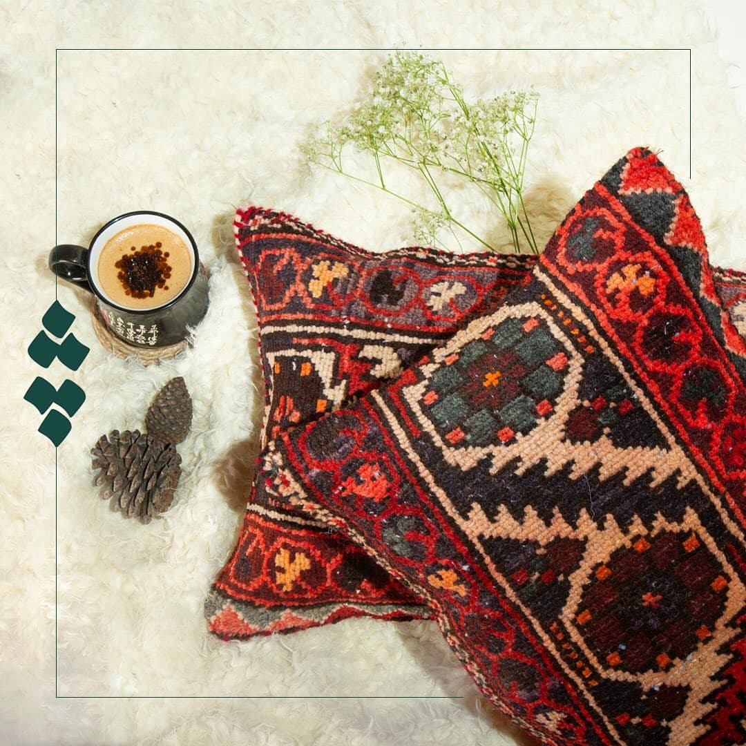 کوسن دستدوز چله با فرش آنتیک بختیاری