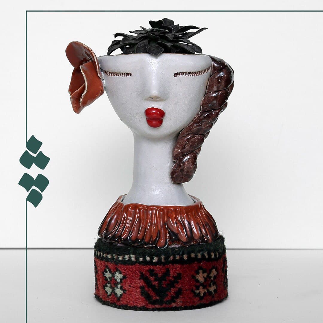 گلدان و مجسمه سفالی چله با گلیم عشایری