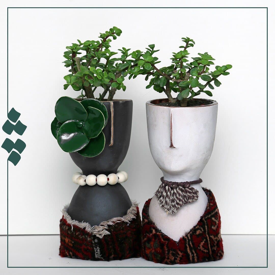 گلدان و مجسمه سفالی چله با فرش بلوچ