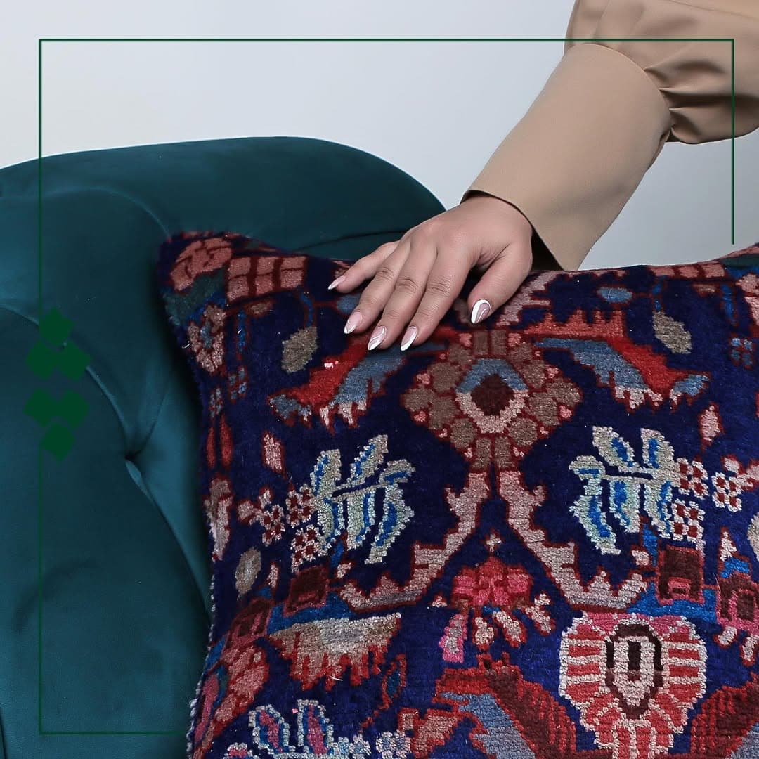 کوسن دست دوز با قطعه فرش نهاوند