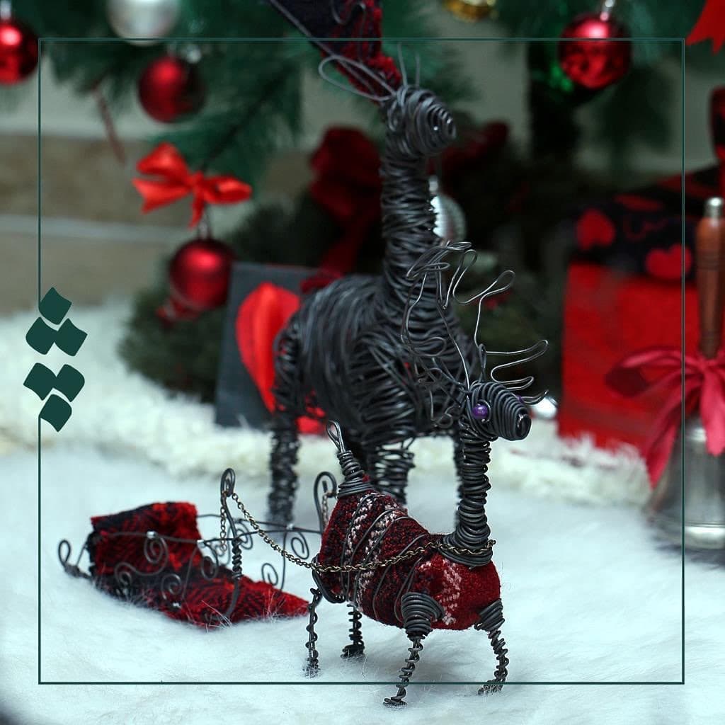 مجسمه مفتولی گوزن کریسمس با تزیین گلیم عشایری