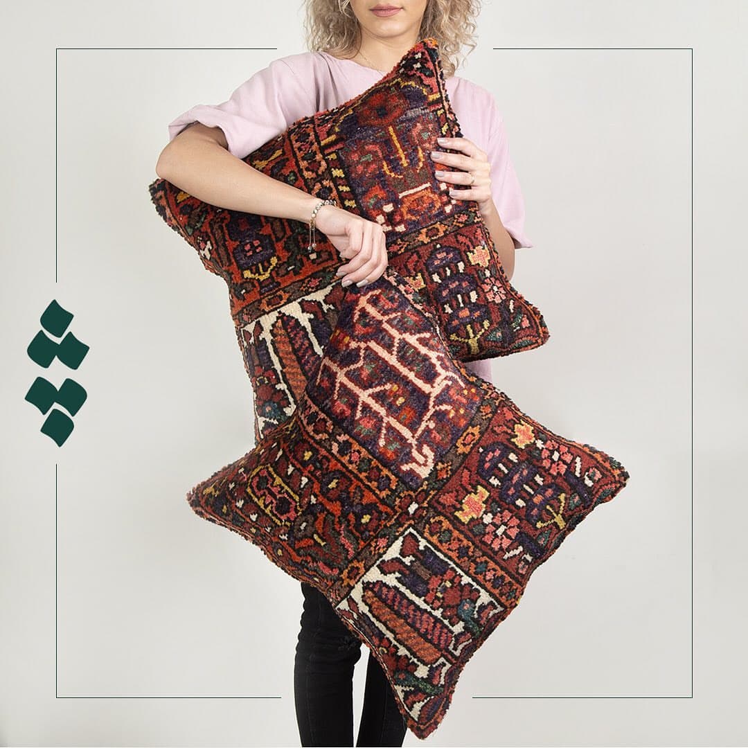 کوسن دست دوز با فرش آنتیک بختیار خشتی