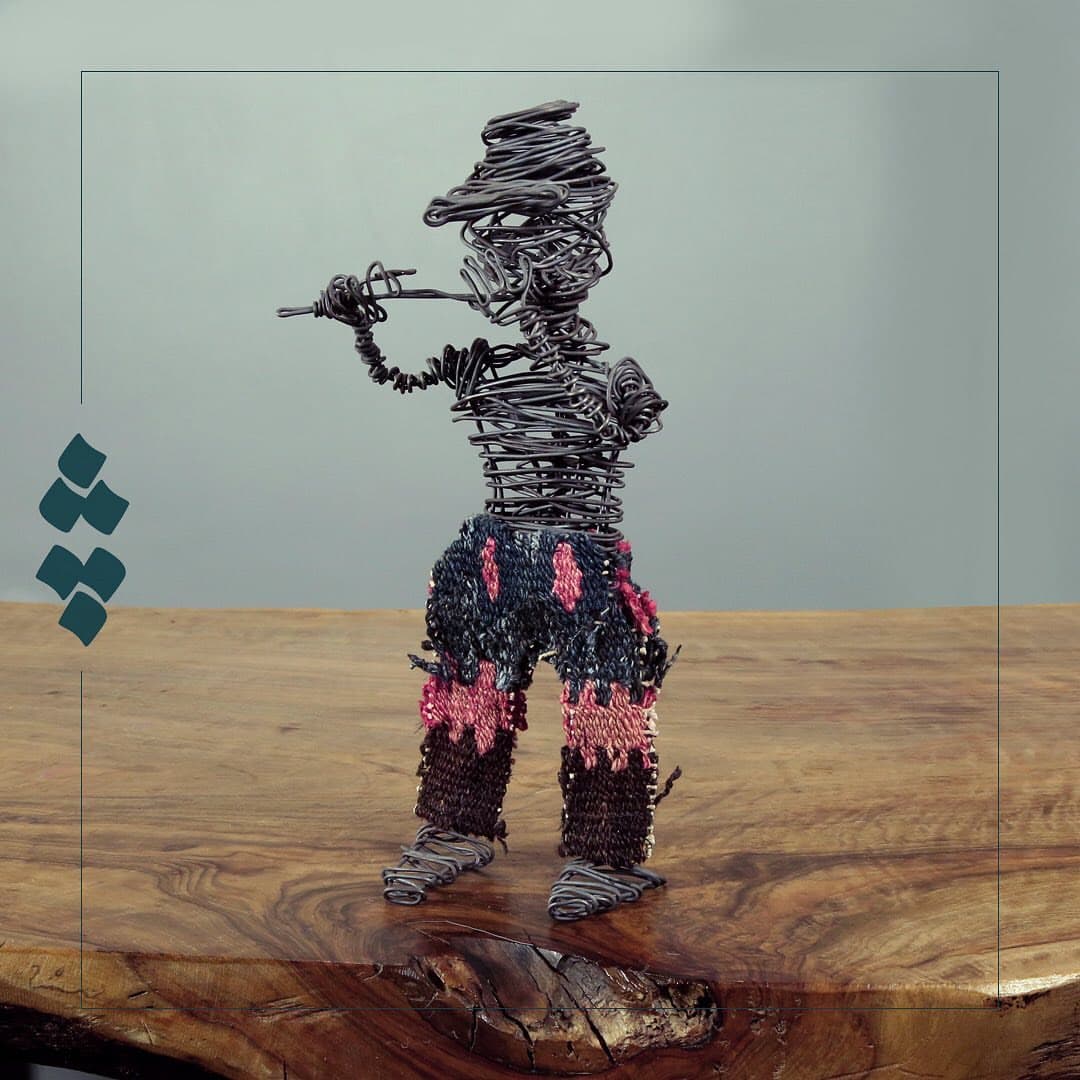 مجسمه دستساز مفتولی طرح فلوت نواز