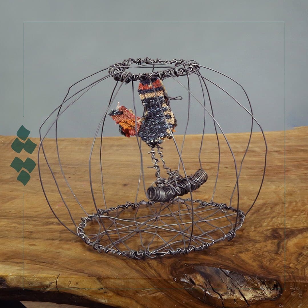 مجسمه مفتولی دستساز طرح پرنده در قفس