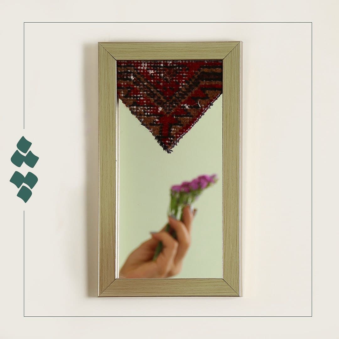 آینه دکوراتیو چله با فرش آنتیک بلوچ