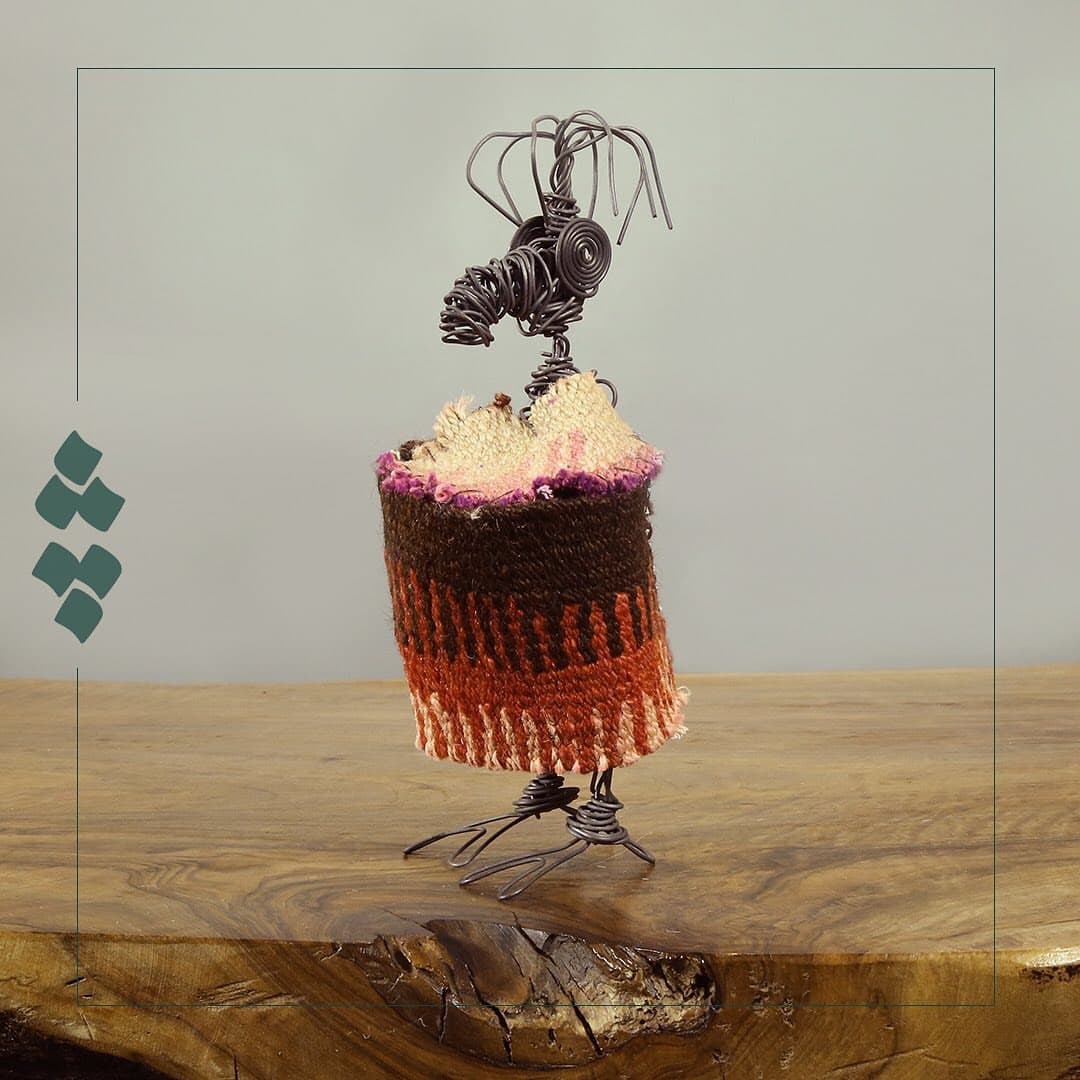 مجسمه دستساز مفتولی چله با گلیم عشایری