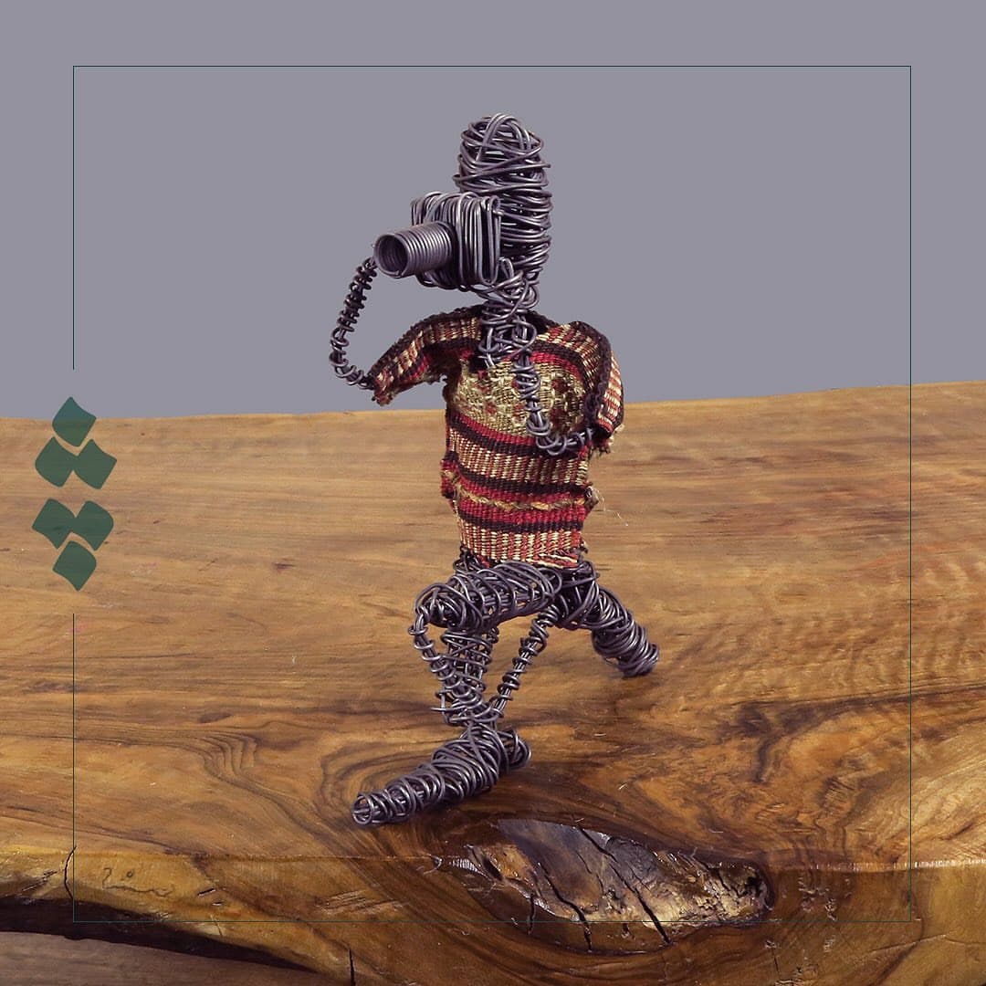 مجسمه مفتولی دستساز طرح عکاس با گلیم عشایری