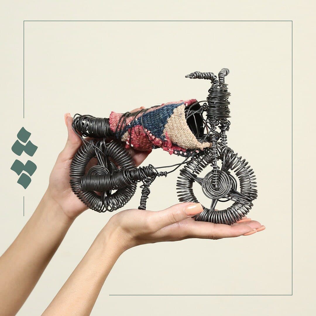 مجسمه مفتولی دستساز طرح موتور با گلیم عشایری