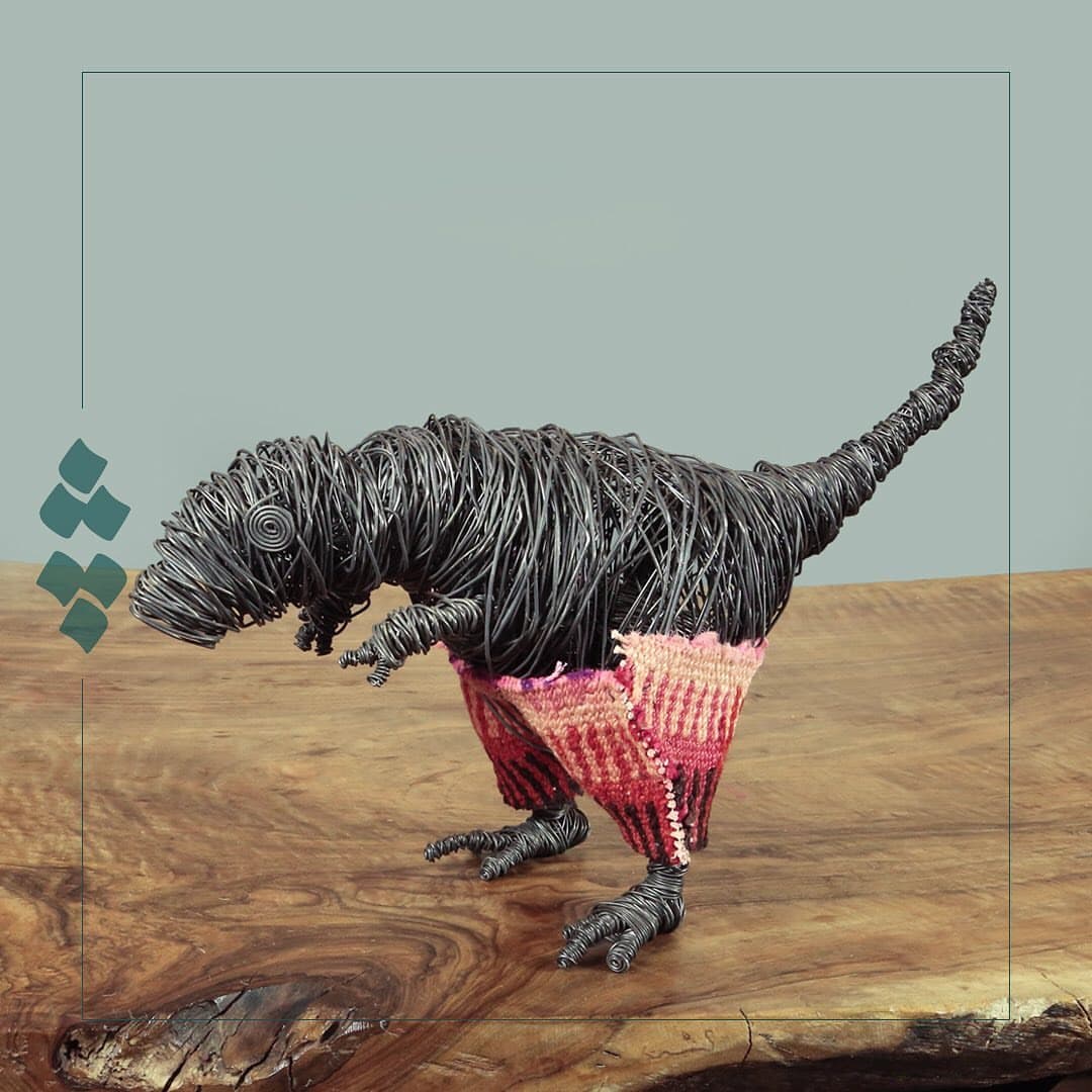مجسمه مفتولی دایناسور با گلیم عشایری