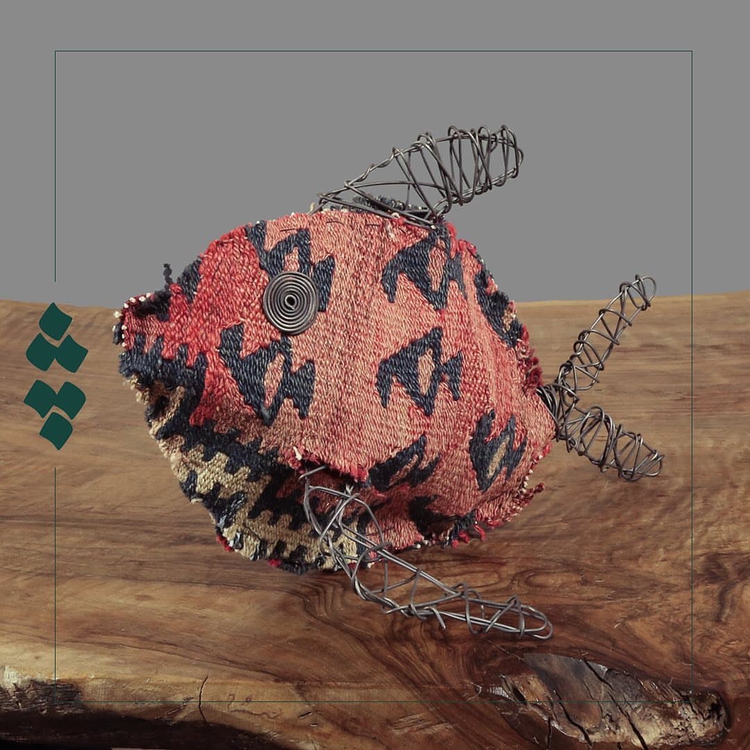 مجسمه دستساز ماهی با گلیم عشایری