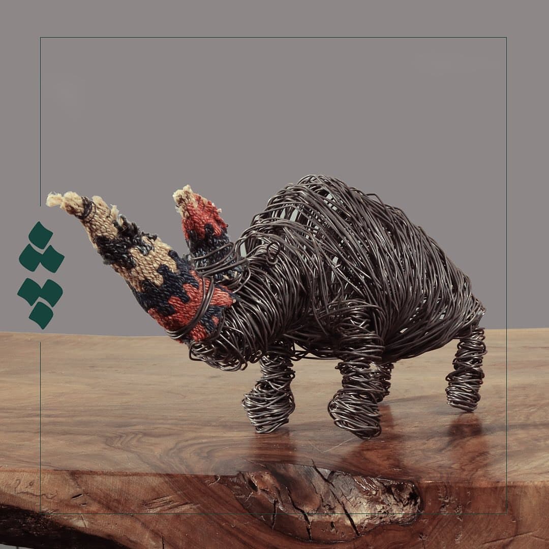 مجسمه مفتولی کرگدن با گلیم عشایری