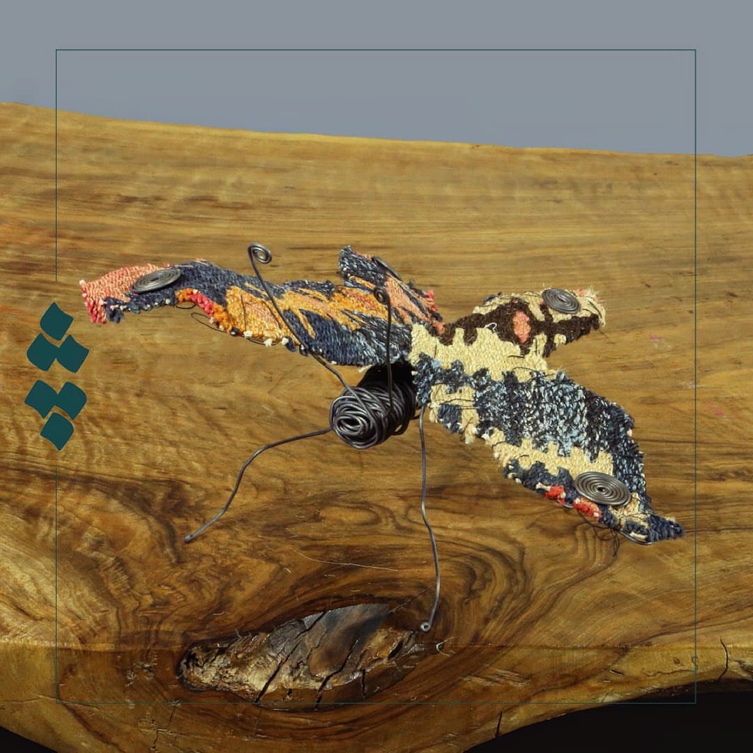 مجسمه دستساز پروانه با گلیم عشایری