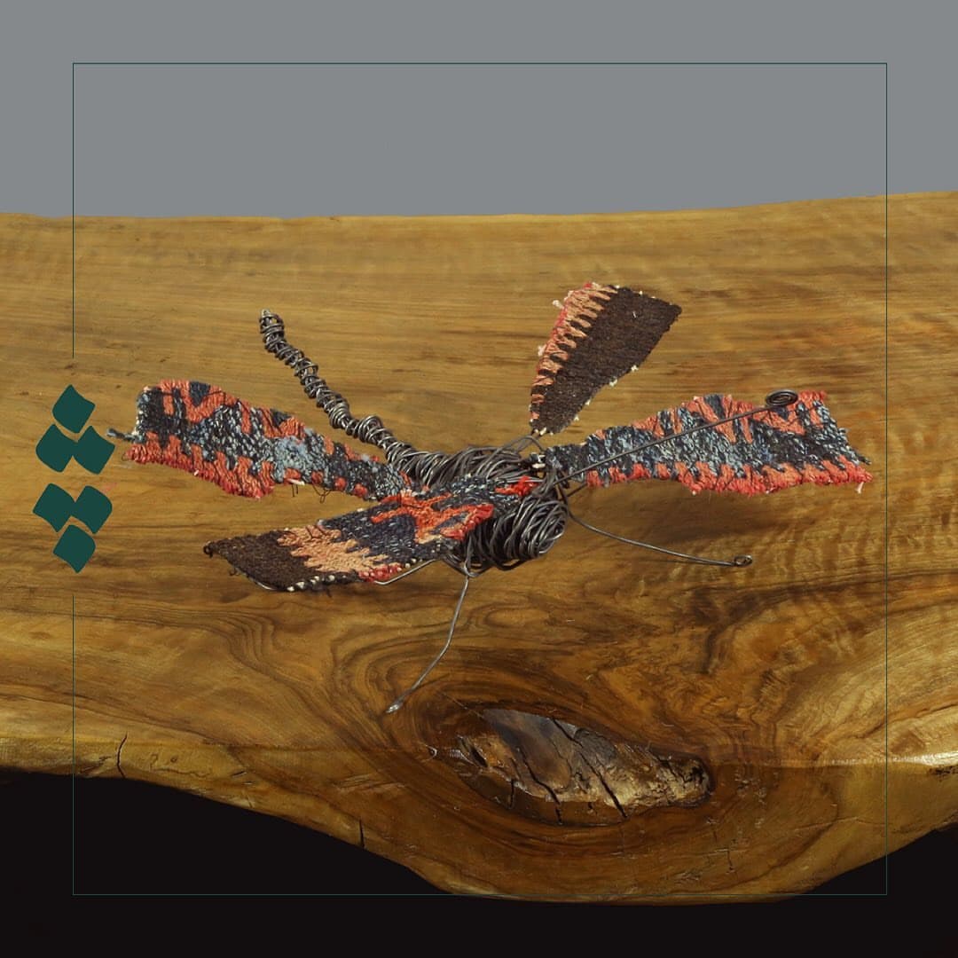 مجسمه دستساز سنجاقک با گلیم عشایری