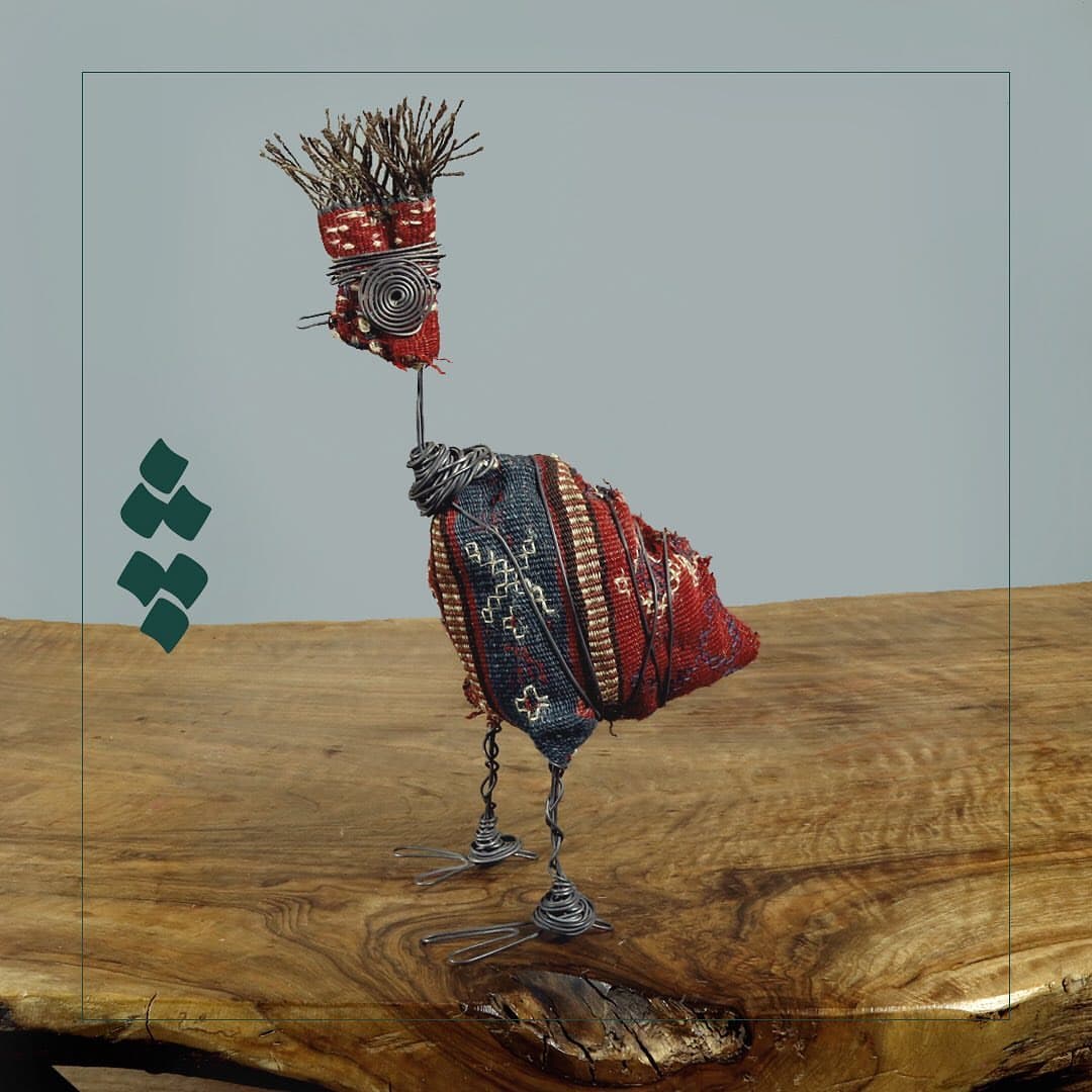 مجسمه دستساز هدهد با گلیم عشایری