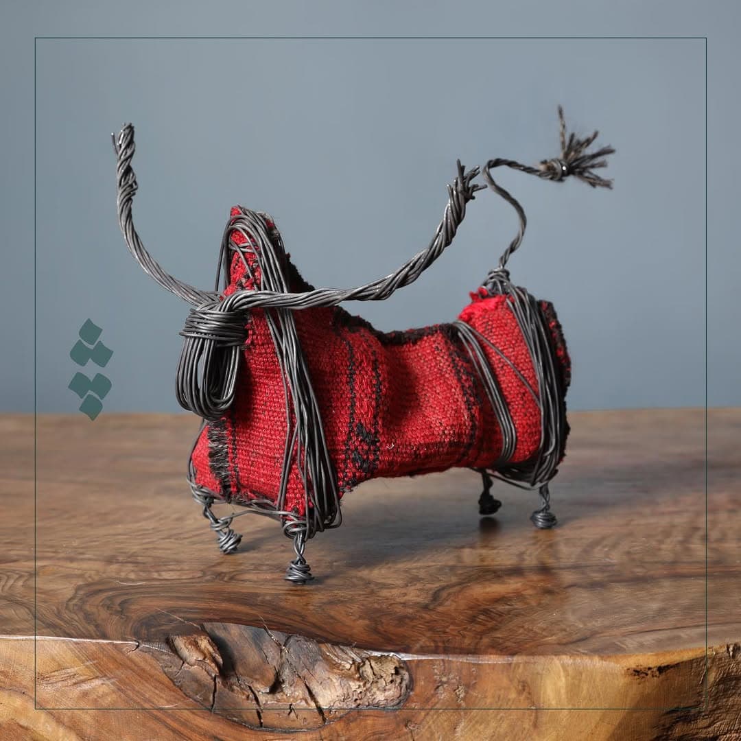 مجسمه دستساز گاو با گلیم عشایری