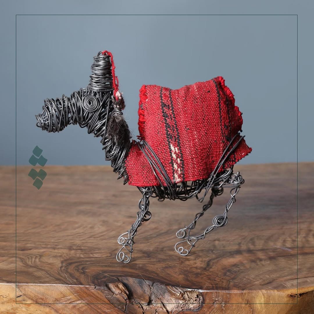 مجسمه مفتولی دستساز طرح شتر با گلیم عشایری