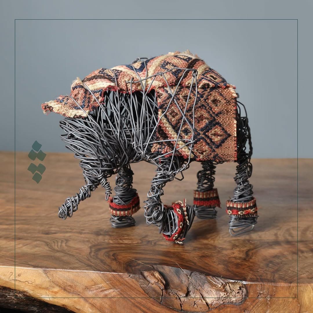 مجسمه دستساز فیل با گلیم عشایری