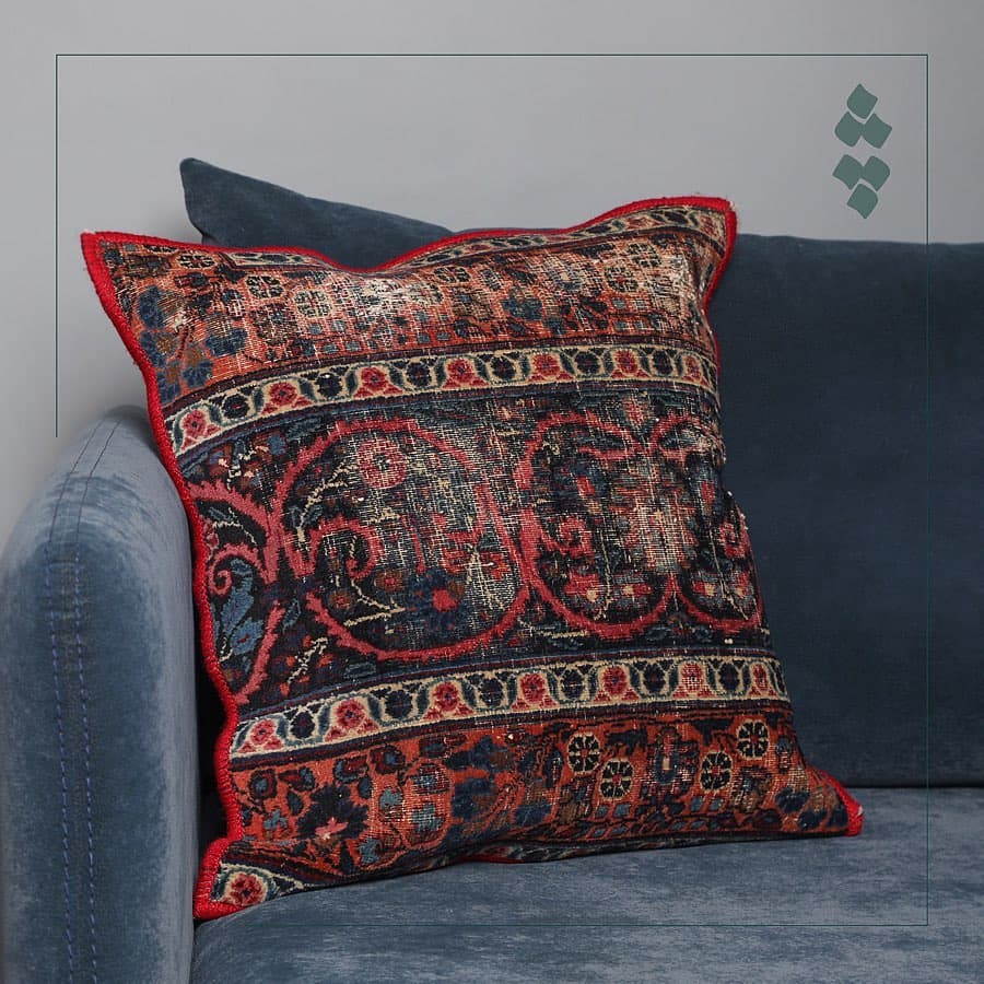 کوسن دست دوز چله با فرش آنتیک ۳۰۰ ساله مشهد