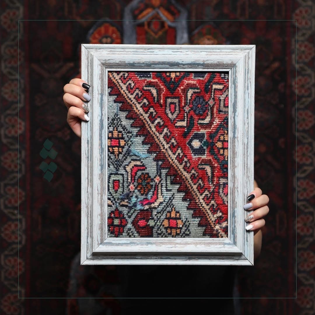 تابلو فرش دستبافت حسین آباد با قاب چوبی