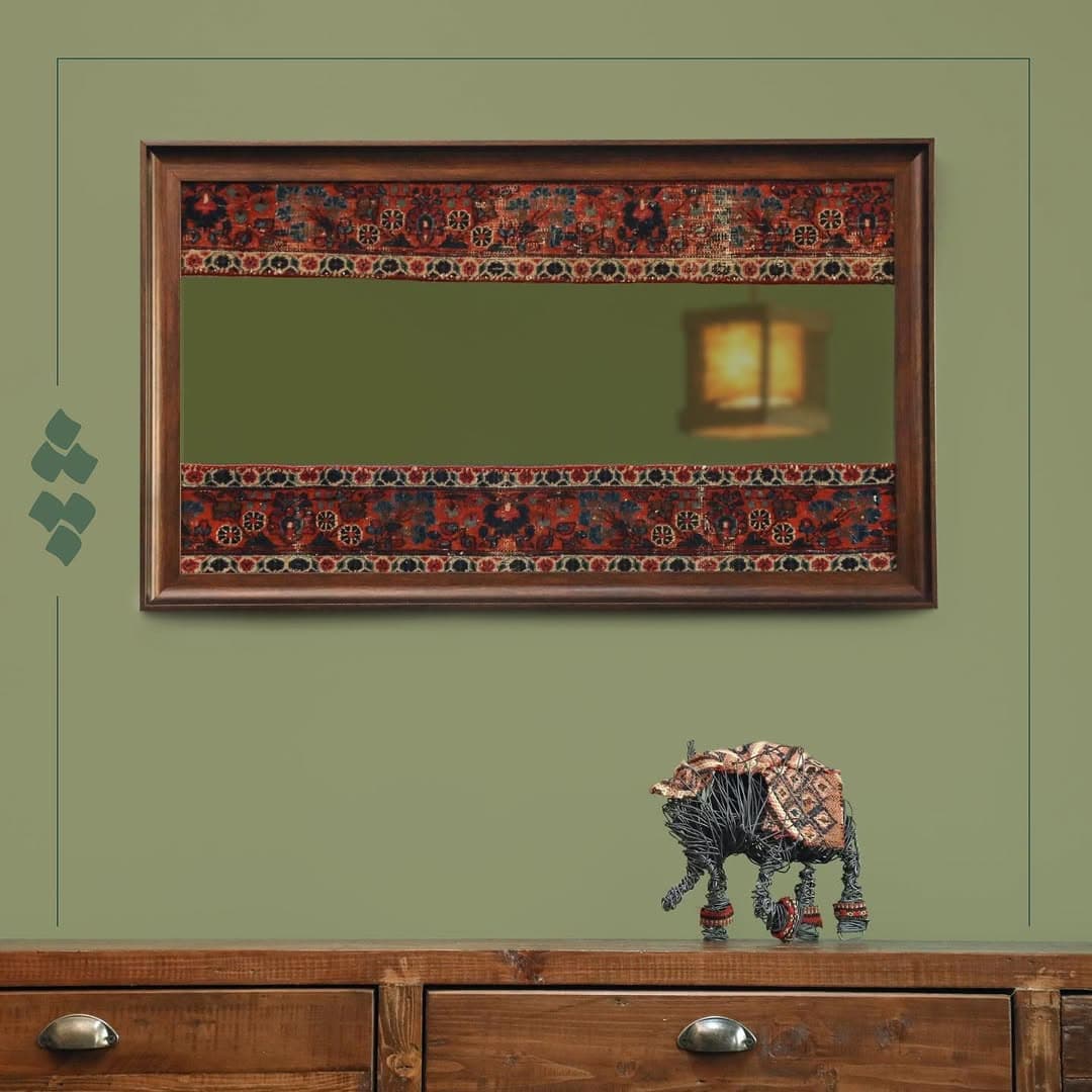 آینه دکوراتیو چوبی و فرش آنتیک چله مدل آروشا