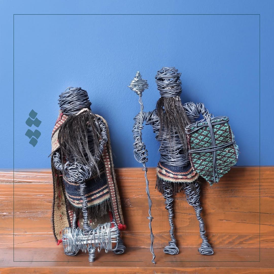 مجسمه دستساز مفتولی چله با گلیم عشایری