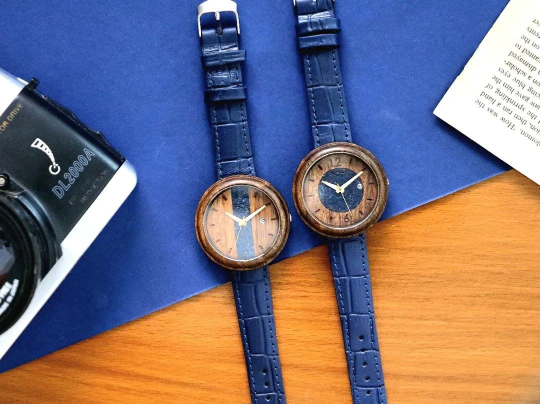ساعت مچی چوبی با بند سرمه‌ای