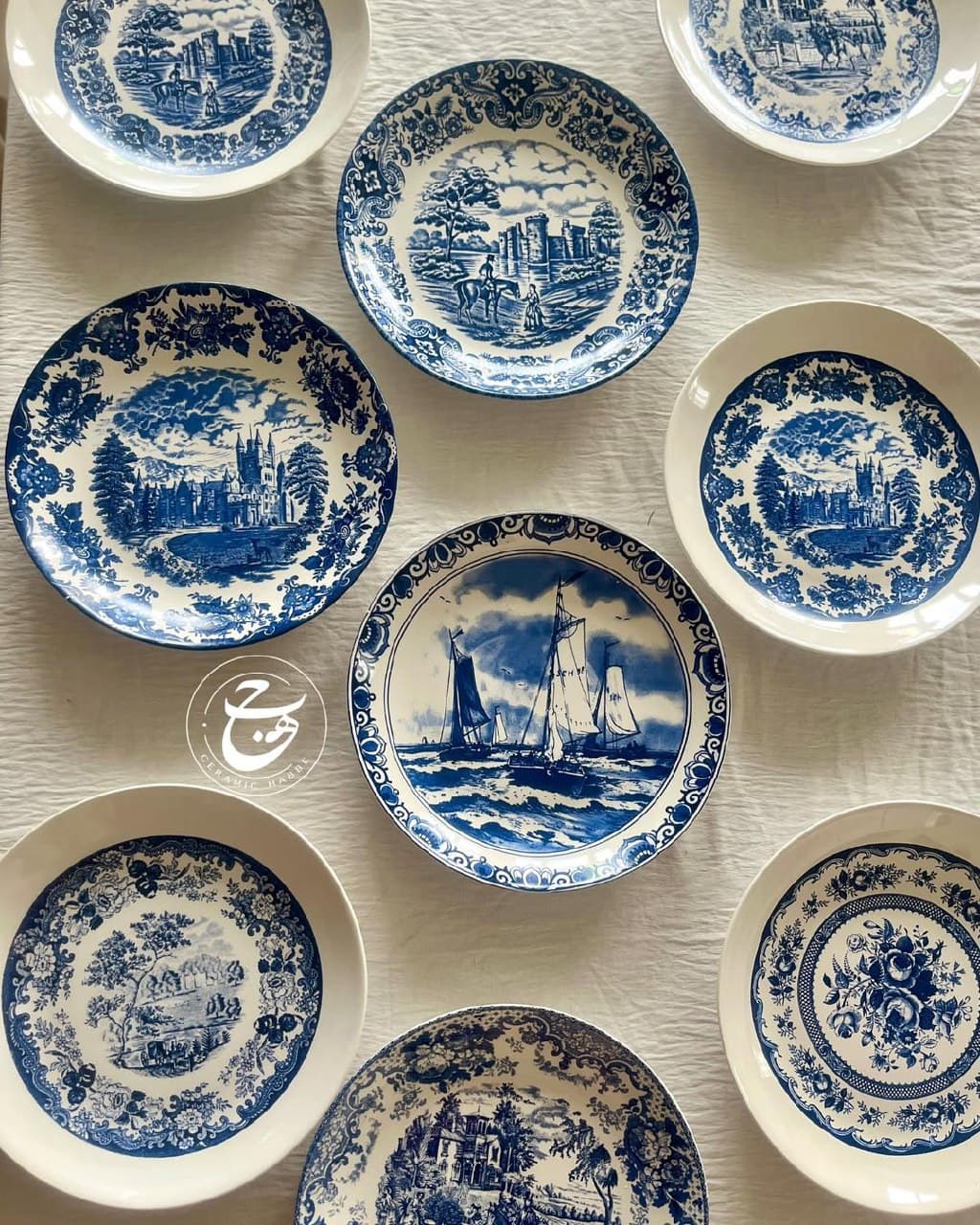 بشقاب دیوارکوب سرامیکی طرح کلاسیک آنتیک آبی و سفید