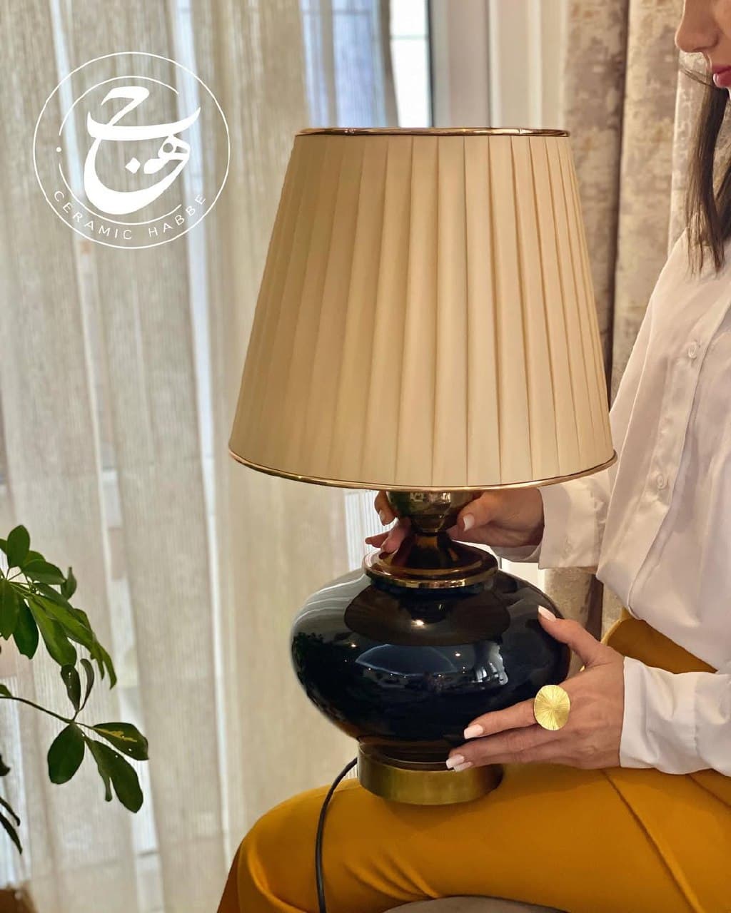 آباژور رومیزی سرامیکی دست‌ساز مشکی با شید پلیسه