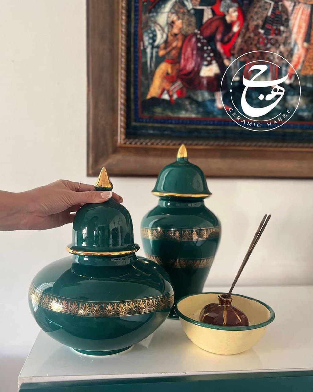 جار سرامیکی سبز دست ساز مدل تپل با تزئینات طلاکوب