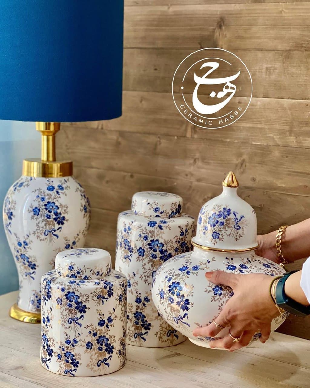 آباژور رومیزی سرامیکی کلاسیک طرح فلورال آبی و طلایی